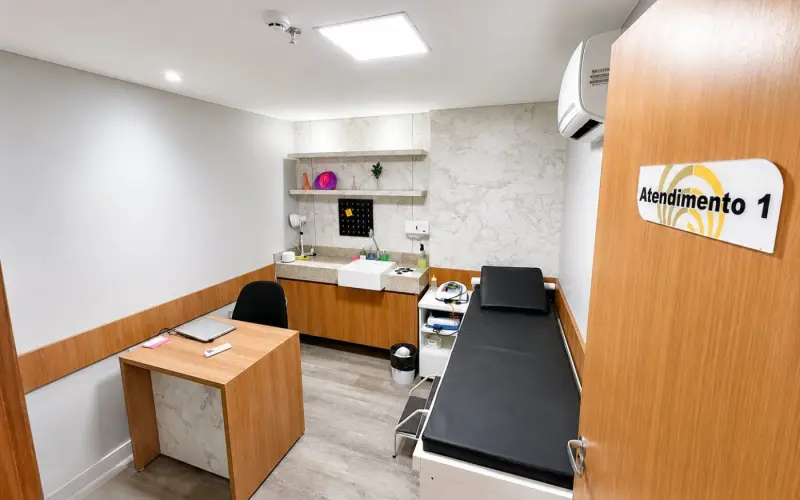 Consultório de atendimento individual com maca e mesa de avaliação