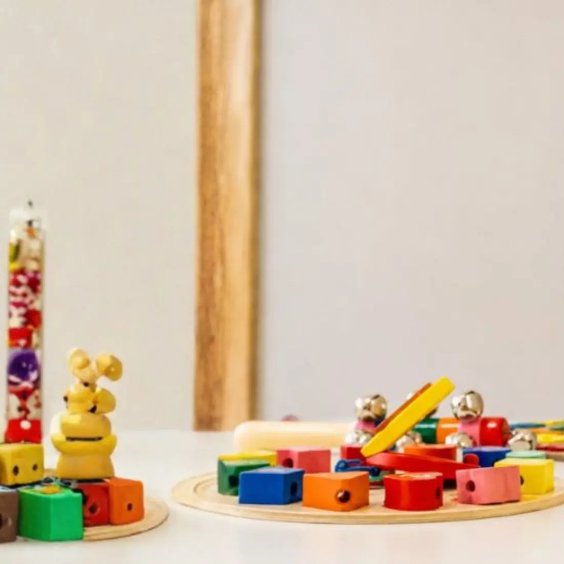 Brinquedos pedagógicos coloridos na sala Ampiezza Petit