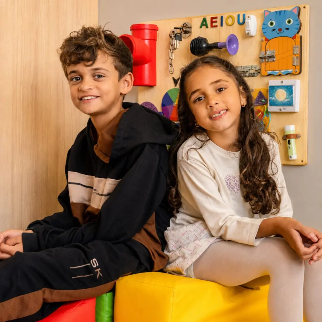 Duas crianças sorridentes na sala de atendimento infantil Ampiezza Petit