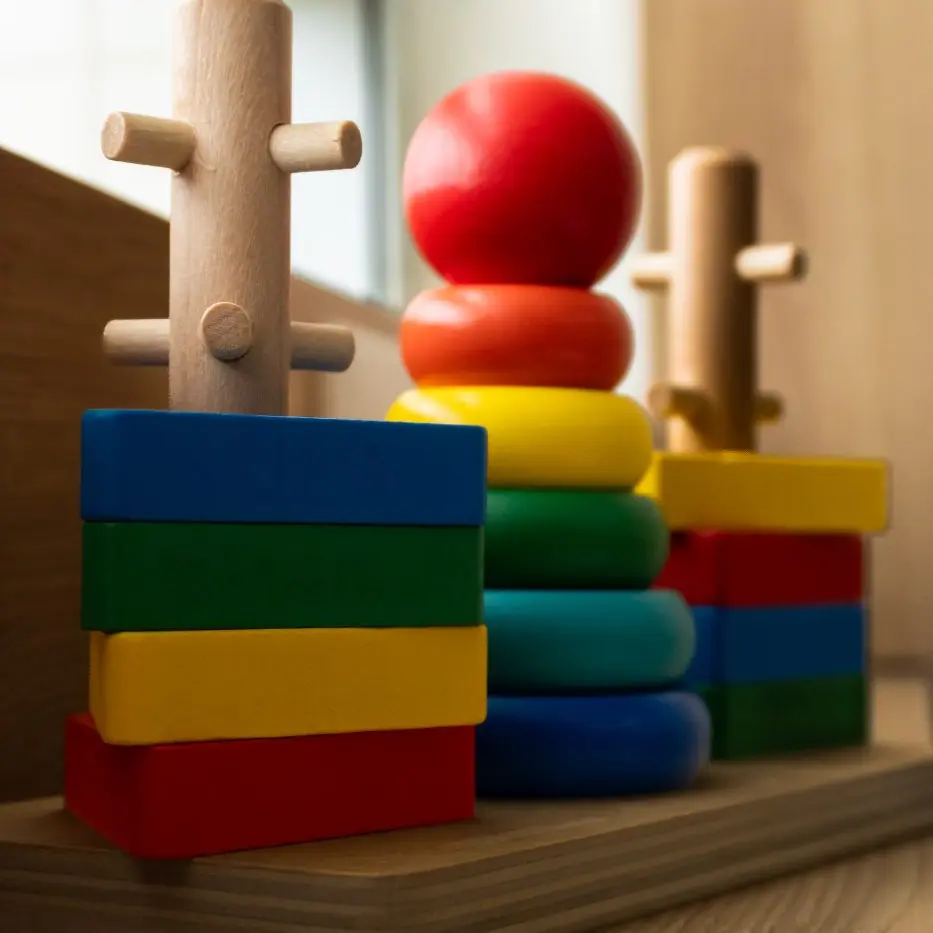 Brinquedos de encaixe coloridos usados nas sessões infantis