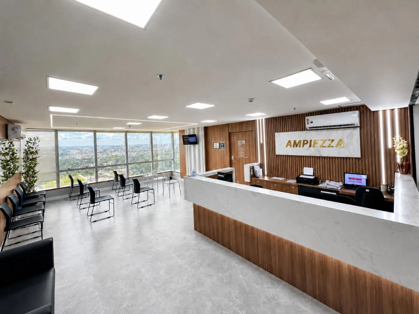 Recepção ampla e iluminada da Ampiezza com sala de espera