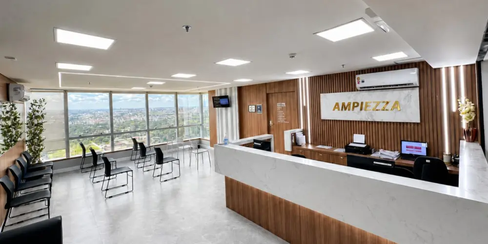 Recepção da unidade Águas Claras da Ampiezza Clínicas Integradas, no Vista Shopping