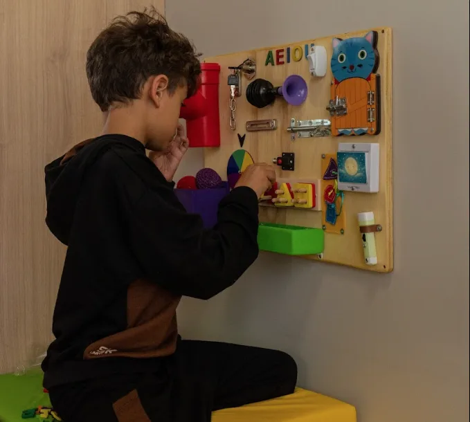 Criança em sessão lúdica de fisioterapia pediátrica na Ampiezza Petit