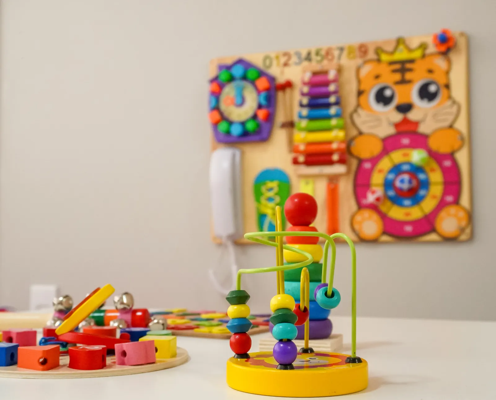 Sala de fisioterapia infantil com brinquedos de integração sensorial no DF