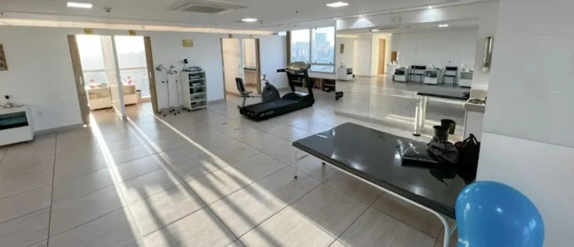 Sala de fisioterapia moderna com aparelhos de eletroterapia